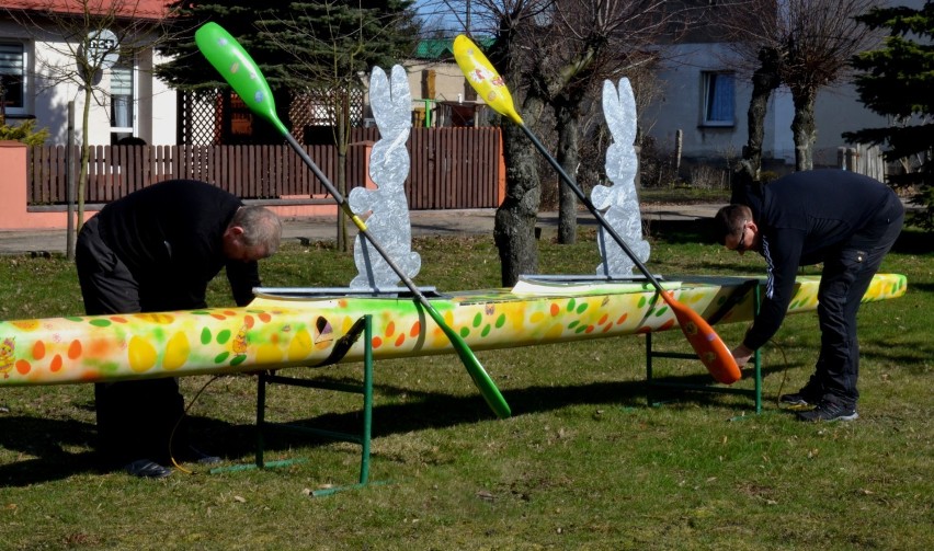 Inwazja jaj w Pamiątkowie. Mieszkańcy ozdobili wieś na...