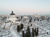 Cmentarz świętego Rocha – najpiękniejsza  białostocka nekropolia. Zobacz zdjęcia z lotu ptaka w zimowej scenerii 