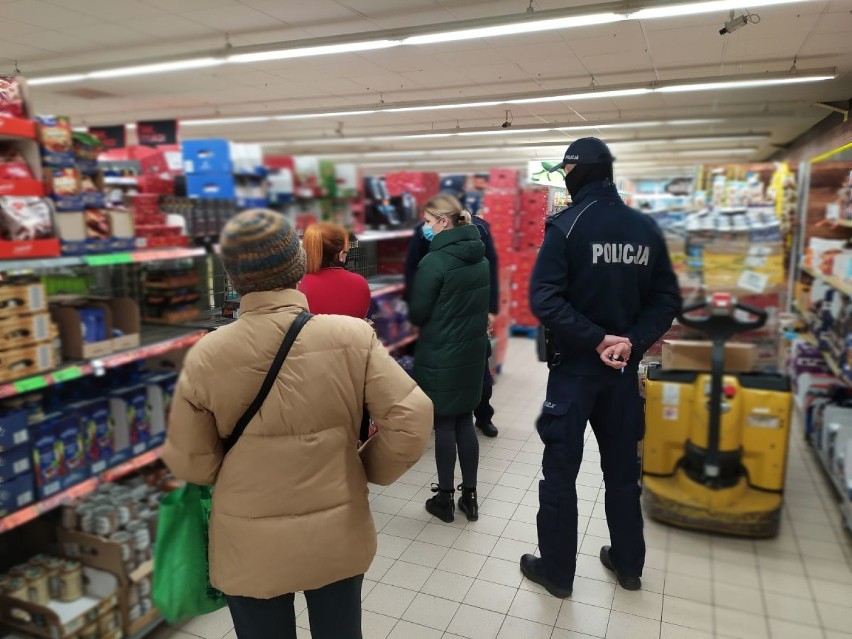 Tucholscy policjanci kontrolują markety pod kątem stosowania...