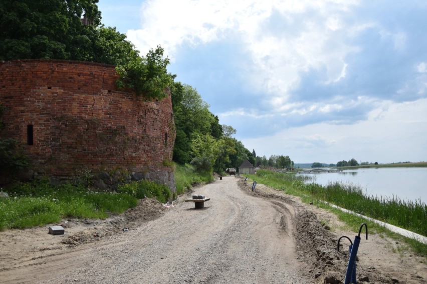 Malbork. Zabytkowa baszta na bulwarze nad Nogatem ma być ratowana, ale... rozsypała się na oczach mieszkanki