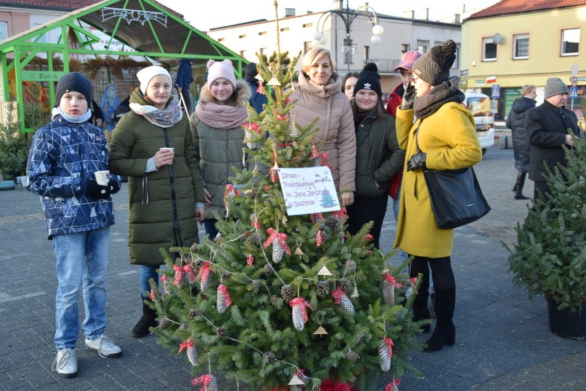 Święty Mikołaj zawitał na plac Legionów w Wieluniu. Powitały go tłumy [FOTO,WIDEO]