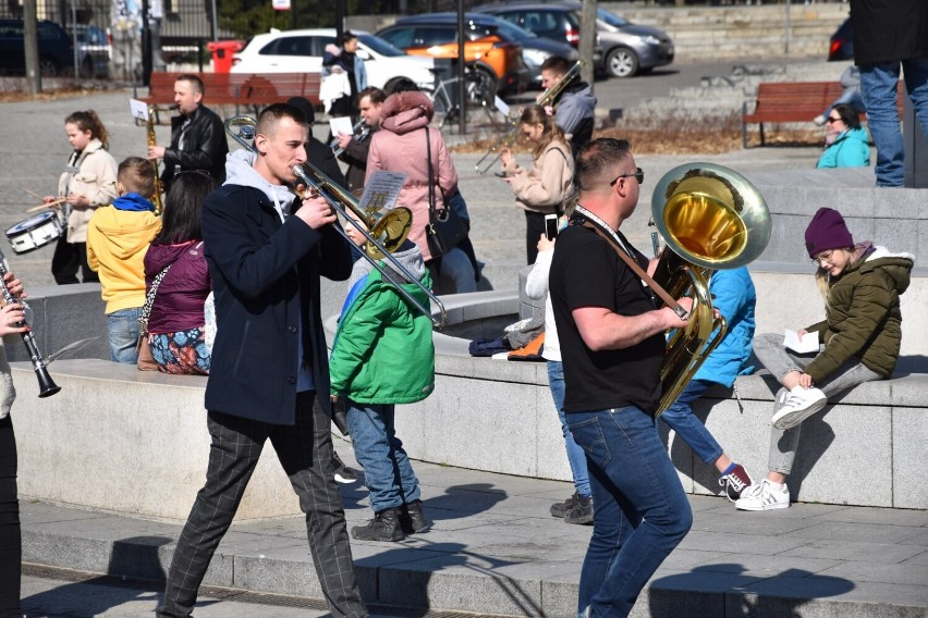 Gniezno: Na rynku zagrała orkiestra dęta [20.03.2022]