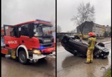 Wypadek w Dąbrowie Górniczej. Kierująca samochodem kobieta uderzyła w znak drogowy i słup. Auto dachowało w Ząbkowicach. 