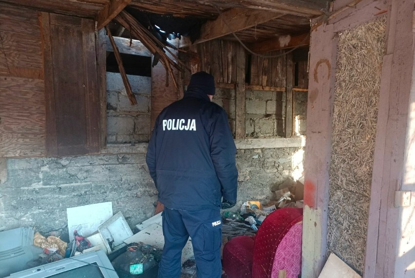 Policjanci i strażnicy z Brodnicy sprawdzają miejsca, w których mogą przebywać osoby w kryzysie bezdomności