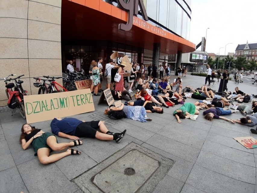 Happening "Die-In" w sprawie obrony klimatu. Protestowali w centrum