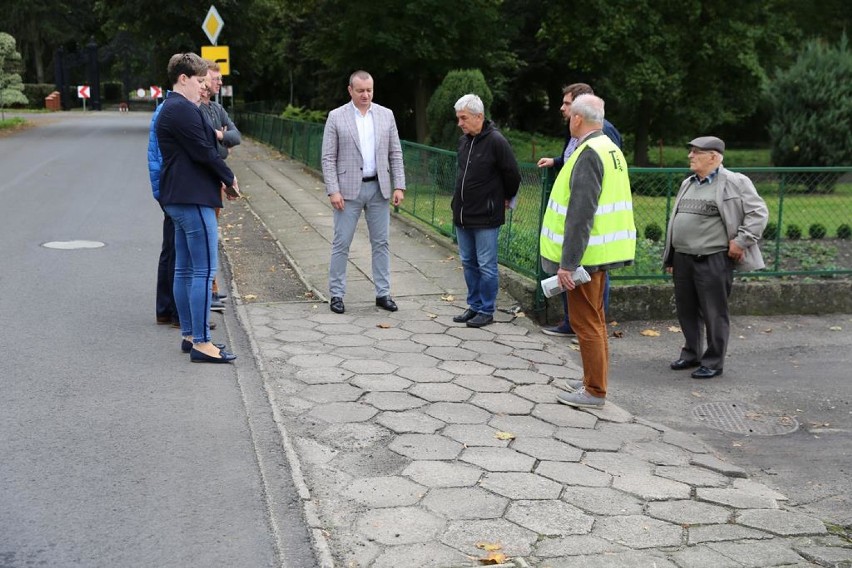 INWESTYCJE: Chodnik przy "Topolówce" w Smolicach będzie remontowany [ZDJĘCIA]