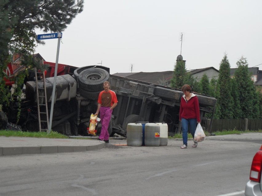 Wypadek w Przegędzy na DW 925. Zderzenie ciężarówki z fordem. Droga jest odblokowana. [ZDJĘCIA]