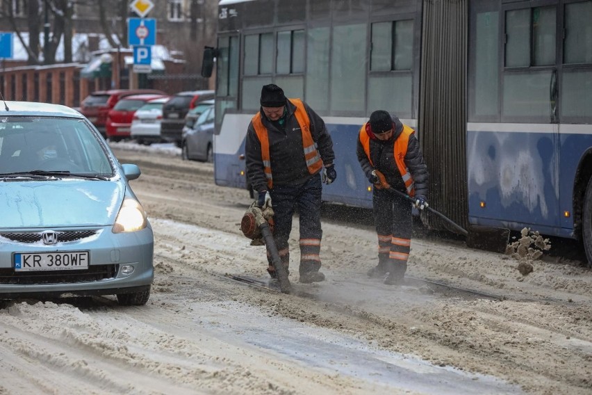 Na krakowskich drogach zebrała się spora warstwa śniegu,...