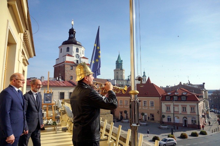 Po śmierci Onufrego Koszarnego flaga została opuszczona do połowy masztu. Lublin złożył hołd miejskiemu trębaczowi
