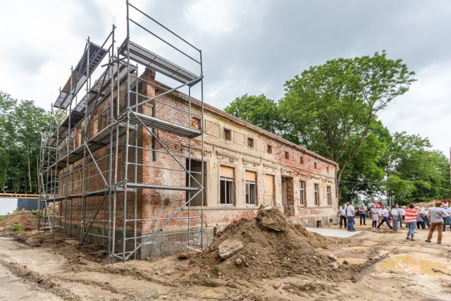 Remontowany Dom Ludwika Rydygiera w Dusocinie pod Grudziądzem, Stan wiosną 2020 roku, gdy wieszano wiechę.