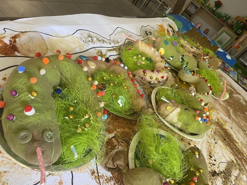 Pełne atrakcji zajęcia wakacyjne w kazimierskiej świetlicy środowiskowej. Bańki mydlane, chipsy i wykopaliska. Zobaczcie zdjęcia