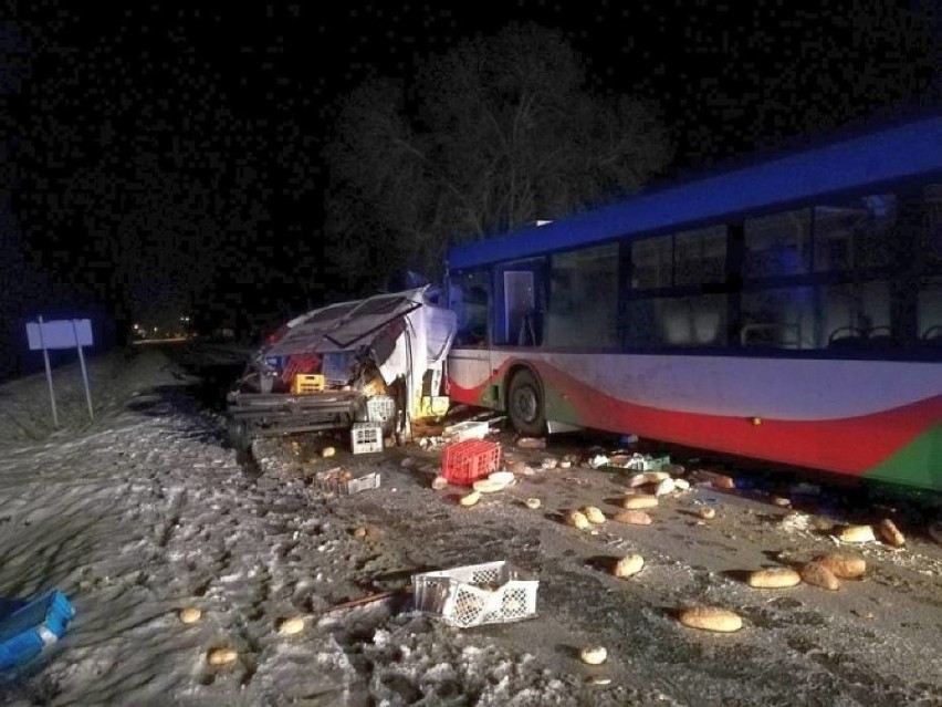 Sosnów: Autobus zderzył się z samochodem dostawczym. Jedna...