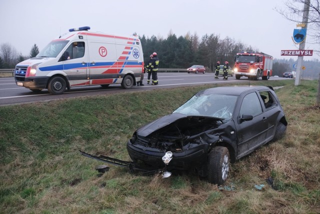 Do wypadku doszło niedzielę przed godz. 15 na drodze krajowej nr 77.

Kierująca volkswagenem golfem, 20-letnia mieszkanka pow. jarosławskiego jadąc od strony Żurawicy, na ul. Krakowskiej w Przemyślu nie dostosowała prędkości do warunków na drodze i na zakręcie w lewo wypadła z drogi. Samochodów dachował. Kobieta jechała sama, z obrażeniami ciała została przetransportowana do szpitala. Była trzeźwa.

