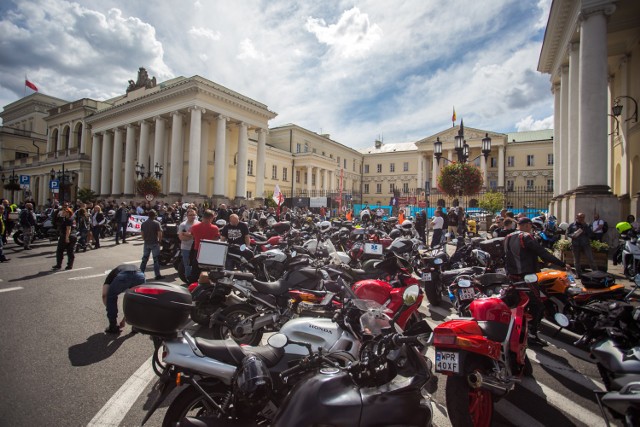 Motocykle na buspasy. Kierowcy protestowali w Warszawie [ZDJĘCIA]