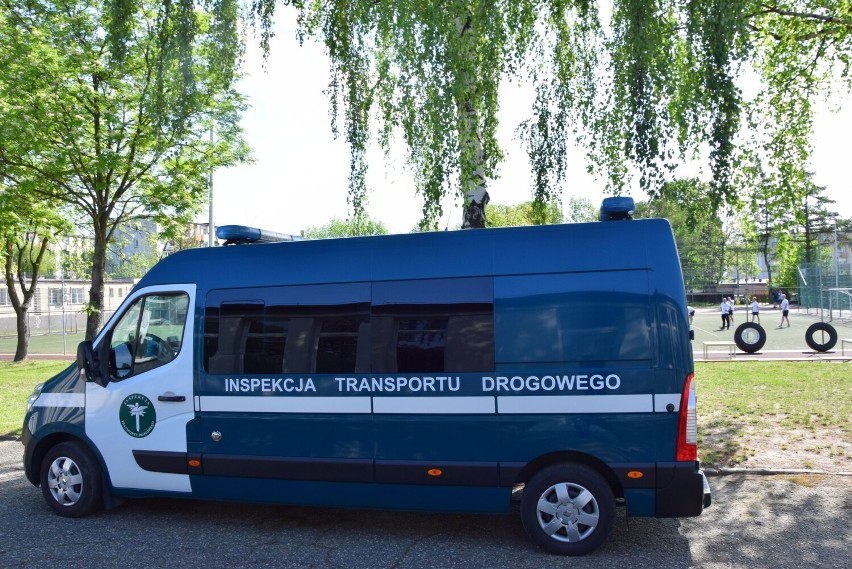 Forum Transportowe 2022 w Zespole Szkół nr 2 w Wieluniu. W trakcie wydarzenia podpisano deklarację współpracy ze strażą pożarną ZDJĘCIA