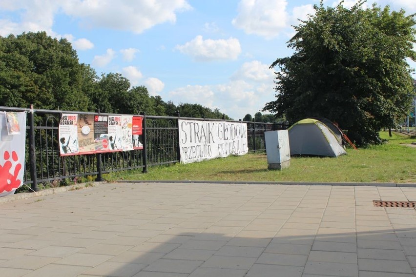 Gdańsk: Już dwie osoby głodują przed Urzędem Miasta. Strajk przeciwko eksmisji - co na to urzędnicy?