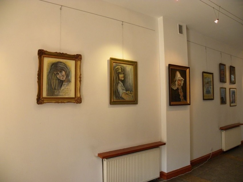 Portrety Mirosławy Wirtek na wystawie w Biurze Promocji Bytomia