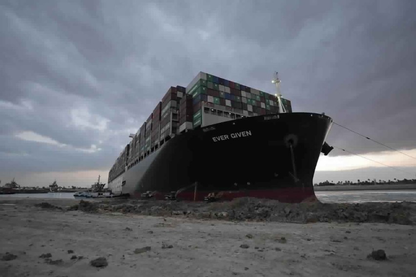Kanał Sueski: Potężny Ever Given blokujący szlak handlowy ściągnięty z mielizny. Popłynęły kolejne statki