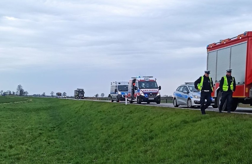 Okolice Starego Pola. W samochodzie jadącym DK 22 wybuchł pożar, kierowca trafił do szpitala w Elblągu