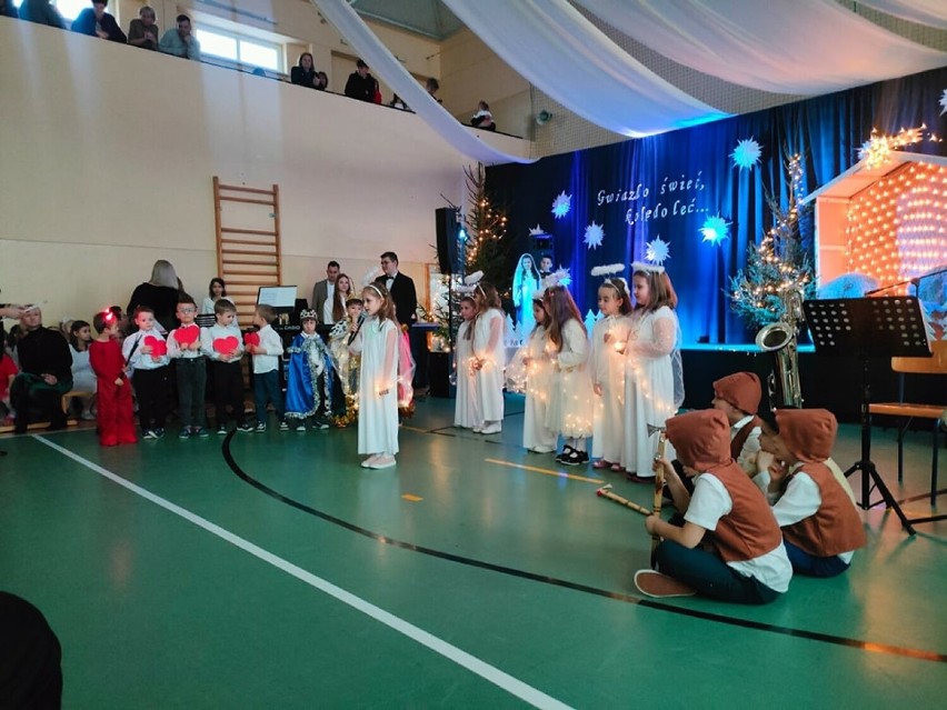 Jubileuszowy koncert kolęd w Szkole Podstawowej w Wierzchlesie