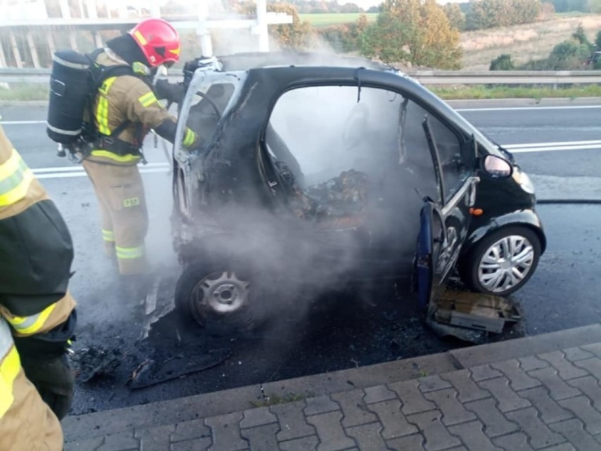 Samochód smart zapalił się z samego rana w centrum...