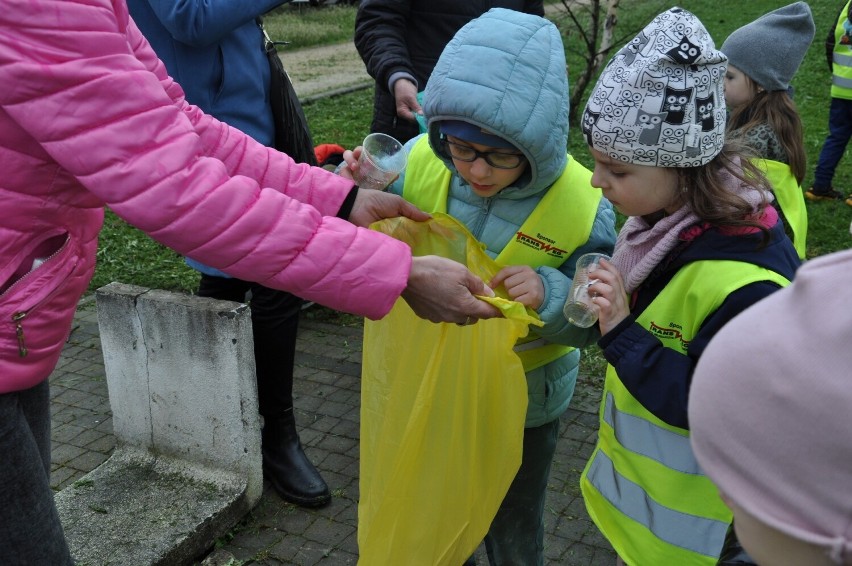 Światowy Dzień Ziemi w Przedszkolu numer 2 "Bajkowa Ciuchcia" w Jędrzejowie. Przedszkolaki sprzątały świat wokół siebie. Zobacz zdjęcia 