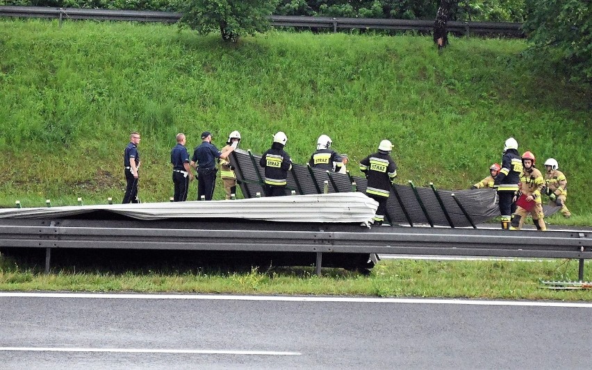 Interwencja strażaków na DK 94, gdzie "wylądowała" wiata...