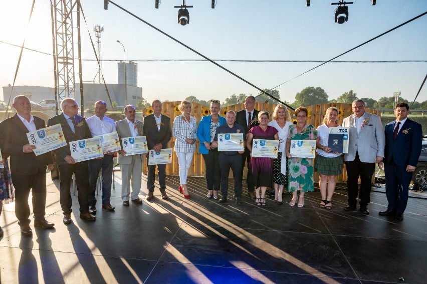 Podczas święta plonów powiatu pleszewskiego nagrodzono laureatów dożynkowych konkursów