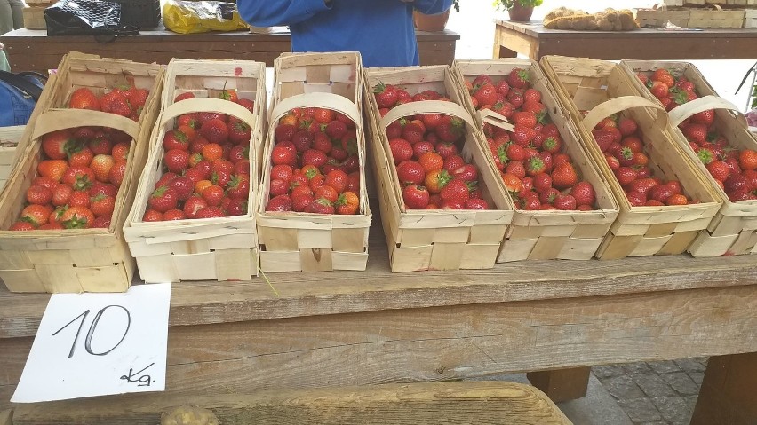 Targowisko w Chełmnie - owoce i warzywa  - droższe niż w 2019? Zobaczcie [zdjęcia]