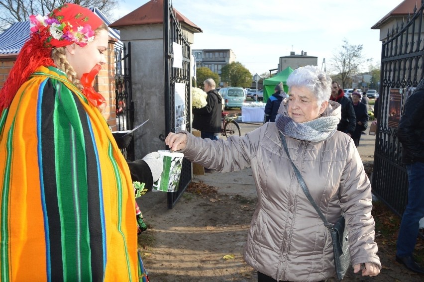 PTTK w Łowiczu szuka kwestarzy na zbiórkę pieniędzy na rzecz ratowania starych nagrobków [ZDJĘCIA]