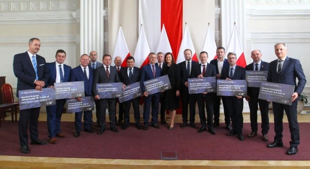 Uroczyste promesy samorządowcom powiatu rzeszowskiego wręczyła Wojewoda wraz z radnymi sejmiku i posłami regionu.