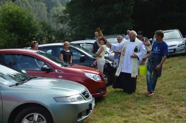 Święcenie pojazdów na zboczu Góry Świętej Anny w gminie Żukowice