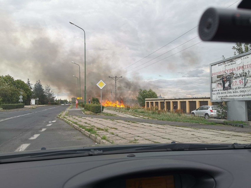 Pożar na osiedlu Piekary w Legnicy. Była obawa, że zajmą się garaże! [ZDJĘCIA]