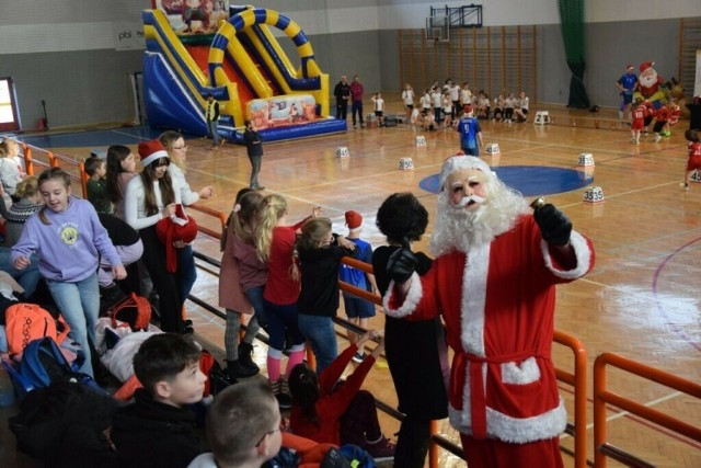 Prawie setka uczniów z sandomierskich szkół podstawowych wzięło udział w sportowych rozgrywkach w ramach akcji „Mikołajki z MOSiR-em”.