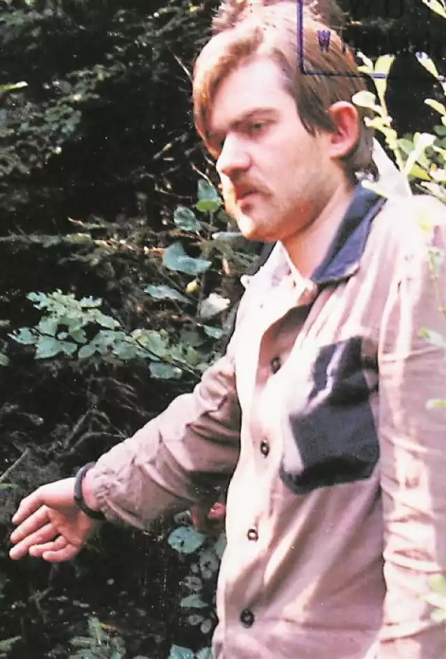 Mariusz Trynkiewicz w trakcie wizji lokalnej w lesie, w którym zostawił zwłoki ofiar. Bez skrupułów opowiadał o przebiegu zbrodni