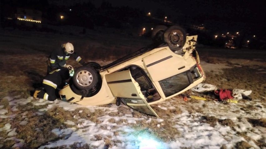 Podhale. Niebezpiecznie na drogach. W Jabłonce dachowało auto 