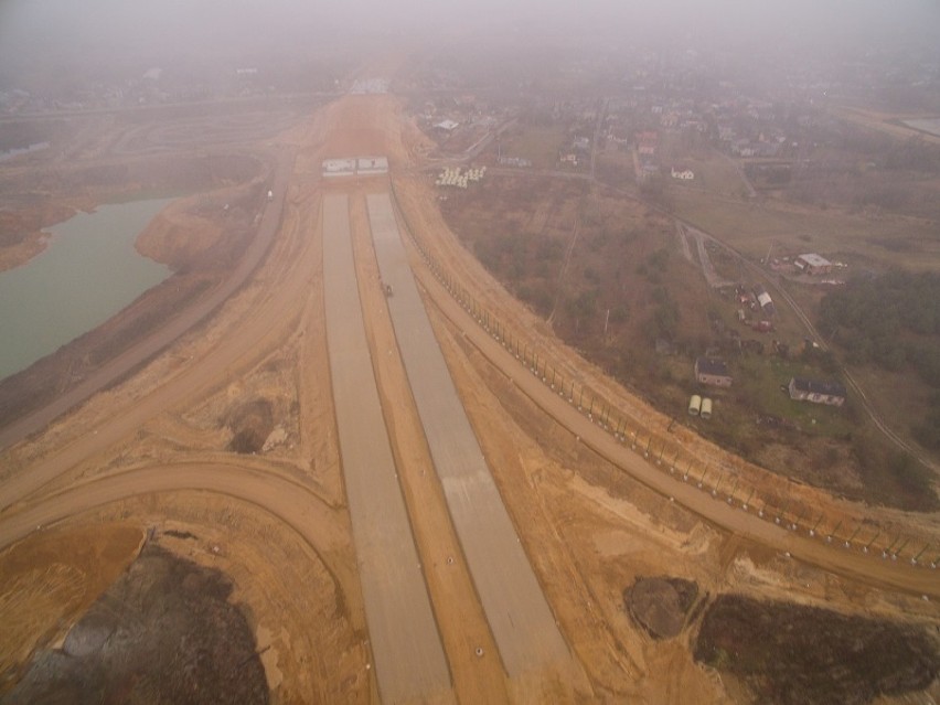 Autostrada A1 z lotu ptaka. Leją już beton! Węzły w Rząsawach, Lgocie i Blachowni ZDJĘCIA 