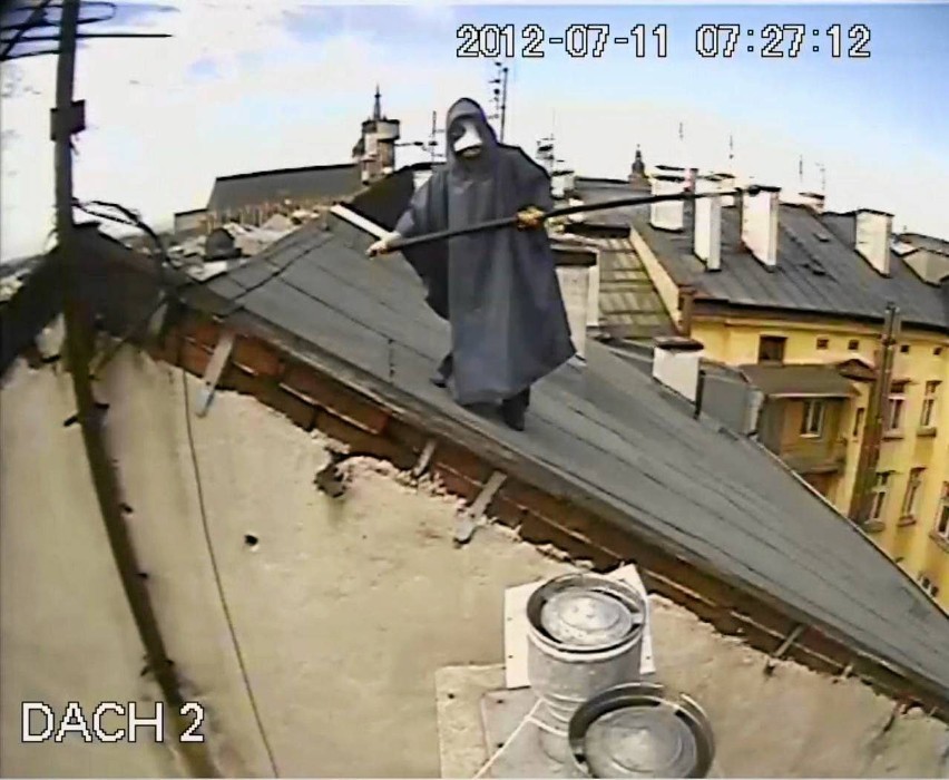 Kraków: Darth Vader przy ul. Floriańskiej. Człowiek w masce odciął kable [ZDJĘCIA, VIDEO]