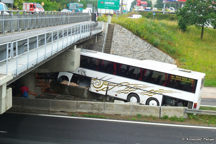 Wypadek koło M1 w Czeladzi. Autobus uderzył w bariery pod wiaduktem na DK86. Trasa zablokowana, ogromny korek [ZDJĘCIA]