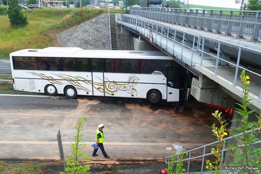 Wypadek koło M1 w Czeladzi. Autobus uderzył w bariery pod wiaduktem na DK86. Trasa zablokowana, ogromny korek [ZDJĘCIA]