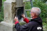 Łabowa. "Kamieniarze Kyczery" odnawiają nagrobki na cmentarzu łemkowskim. Chcą zachować pamięć o swoich przodkach 
