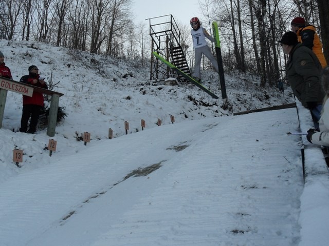 W Goleszowie najmłodsi skoczkowie rywalizowali w mikołajkowym konkursie skoków narciarskich