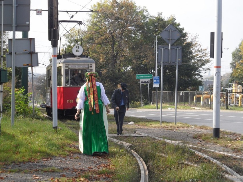 Mieszkańcy okolicznych miast chętnie wsiadali do zabytkowego...