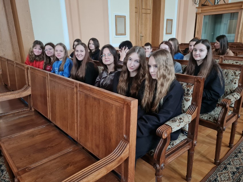 Symulowana sądowa rozprawa z udziałem uczniów z Dobryszyc