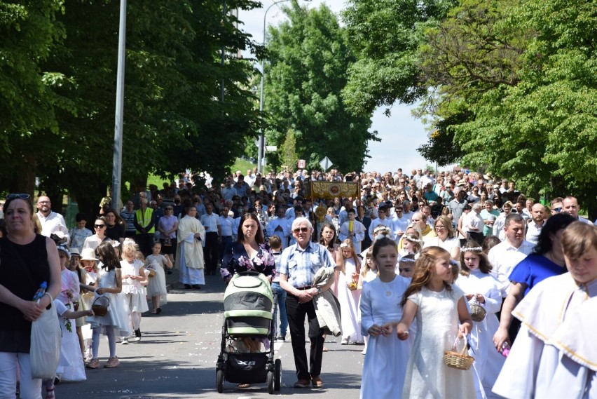 Boże Ciało 2021 w Pruszczu Gdańskim. Tłum wiernych przeszedł w procesji ulicami miasta |ZDJĘCIA