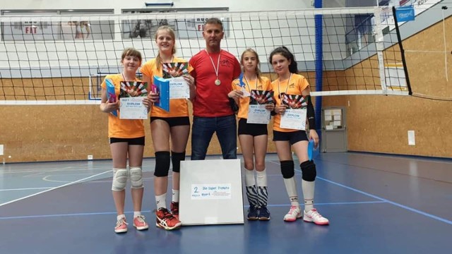 Młode siatkarki SPS Volley Piła zapewniły sobie awans do finału Mistrzostw Polski w Mini Siatkówce. Na zdjęciu z trenerem Tomaszem Idzikowskim