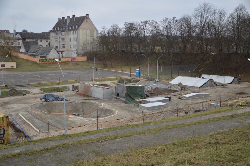 Ślimaczy się budowa skateparku w Miastku. Wykonawca usprawiedliwia się dużymi problemami. Kiedy skatepark będzie gotowy?