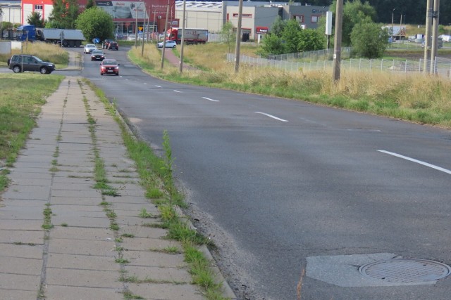 Ulica Handlowa w Czeladzi jest mocno obciążona ruchem, jej nawierzchnia nadaje się do remontu 

Zobacz kolejne zdjęcia/plansze. Przesuwaj zdjęcia w prawo naciśnij strzałkę lub przycisk NASTĘPNE