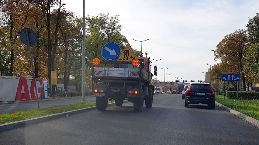 Mimo korków w najlepsze trwają przygotowania do malowania pasów na Alejach Jana Pawła II  [ZDJĘCIA]