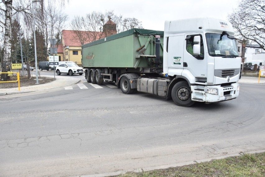 Malbork. Przejścia dla pieszych w Kałdowie miały być bezpieczne, a są skargi kierowców. Na Reymonta "zebry" nie przeniesiono. Gdzie utknęła?